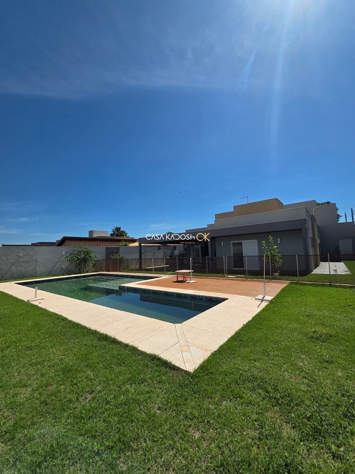 Casa à venda em Condomínio com gramado, piscina e privacidade