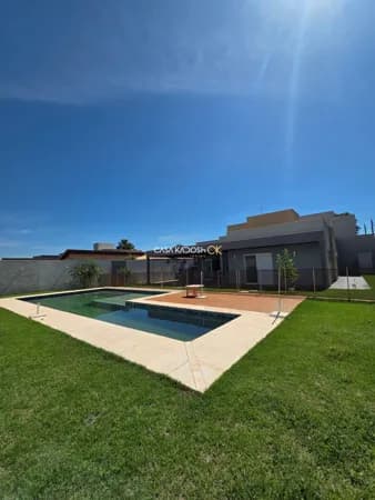 Casa à venda em Condomínio com gramado, piscina e privacidade