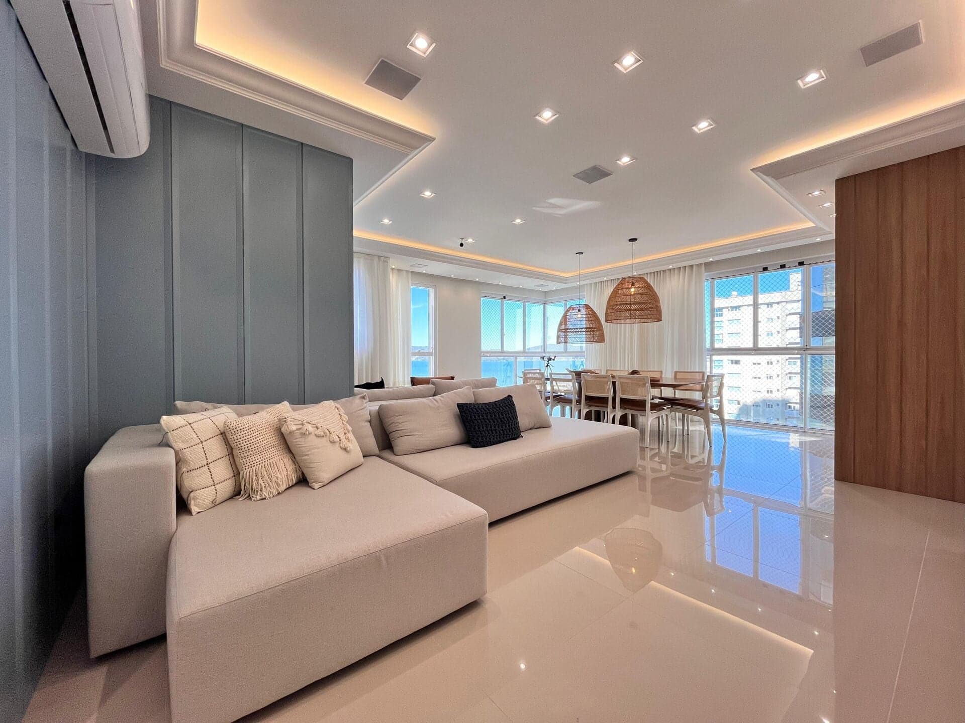 Apartamento finamente mobiliado com 4 suítes e vista para o mar