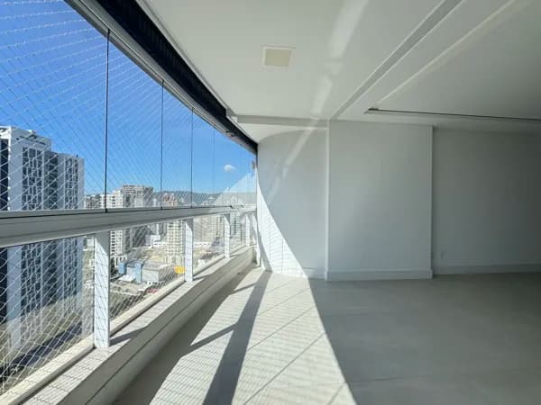 Apartamento com 3 suítes e 3 vagas em Meia Praia