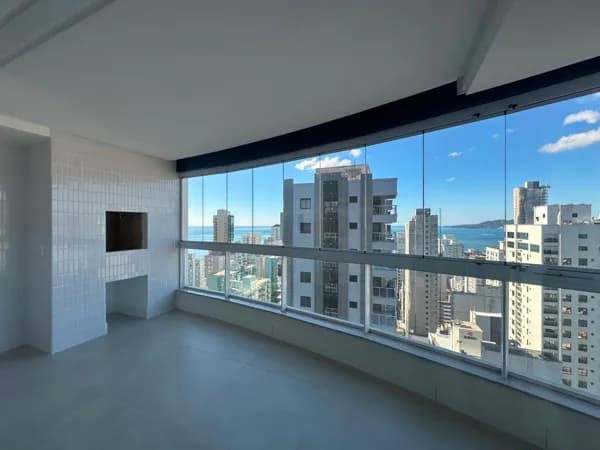 Apartamento com 3 suítes e 3 vagas em Meia Praia