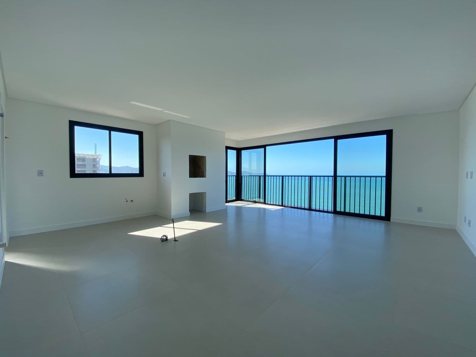 Apartamento Pronto com 3 Suítes e 122m² a 60 Metros do Mar em Porto Belo