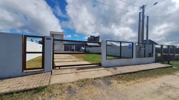Casa com 3 dormitórios a 150metros do mar no Bairro Miratorres