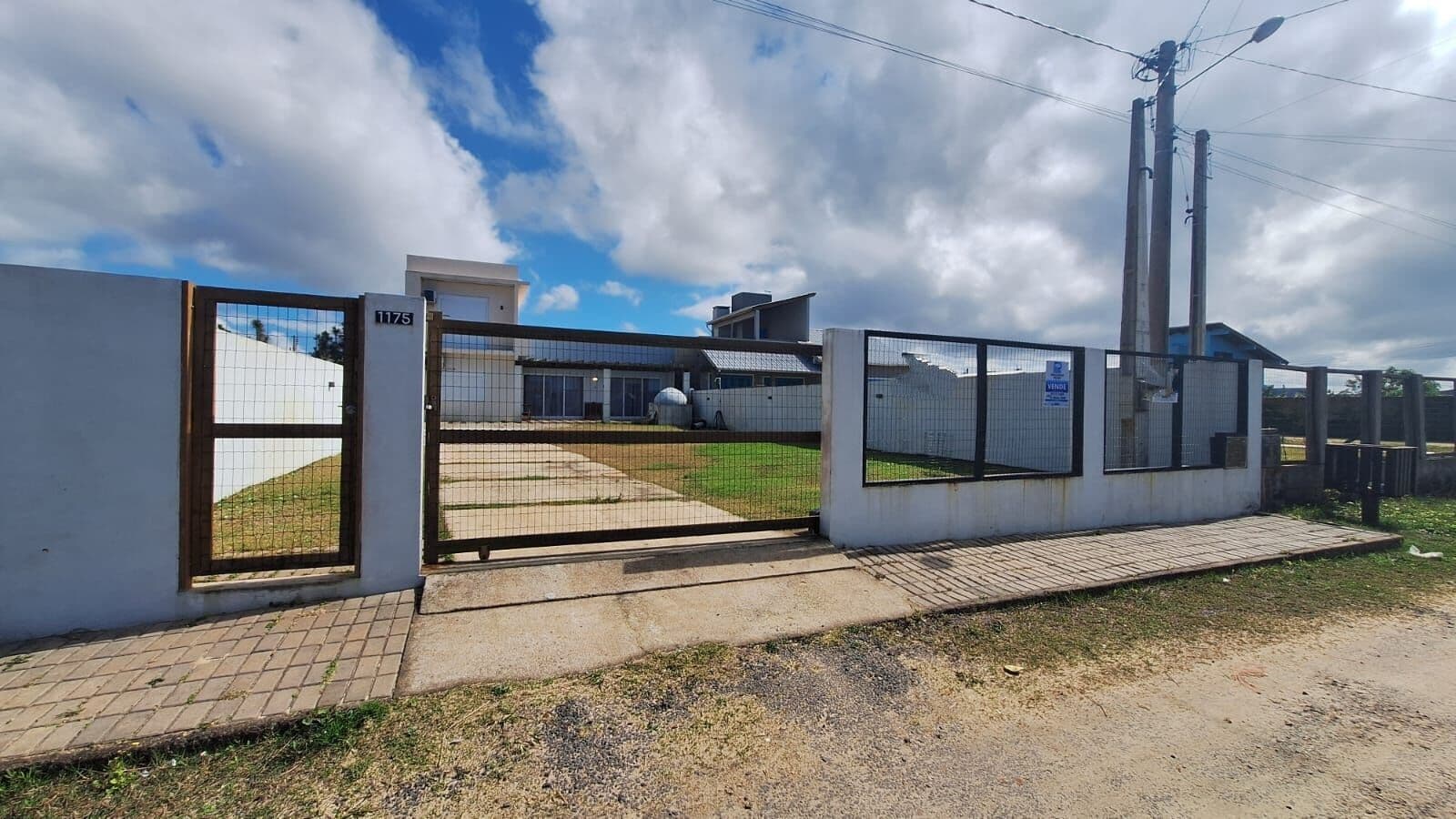 Casa com 3 dormitórios a 150metros do mar no Bairro Miratorres