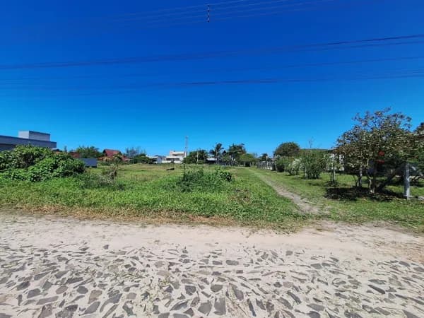 Terreno de esquina com rua de passeio, 350metros da beira mar.