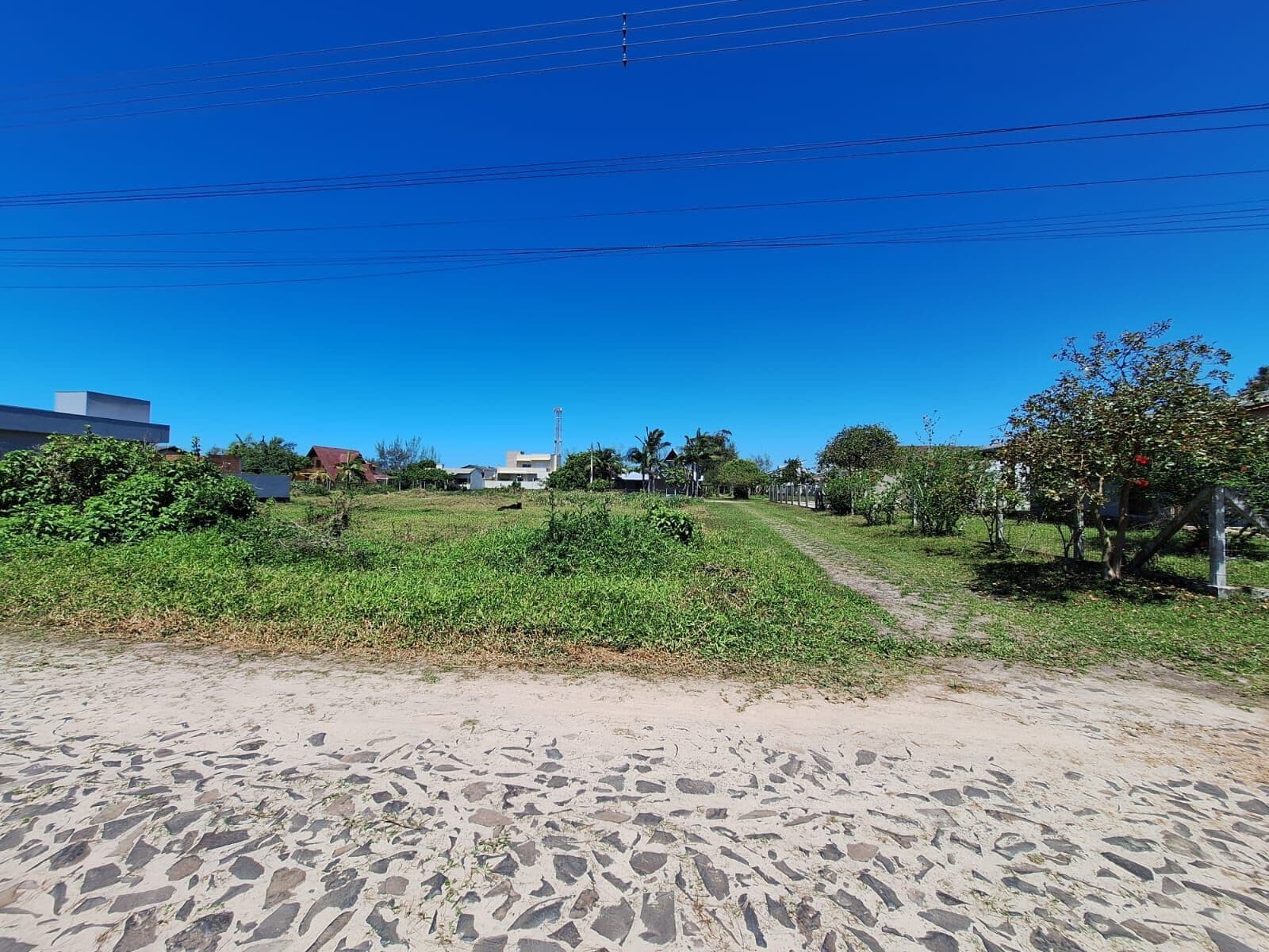 Terreno de esquina com rua de passeio, 350metros da beira mar.