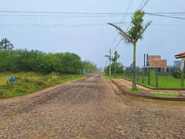 Terreno de esquina 375m² a 400 metros do mar no Bairro Bellatorres!