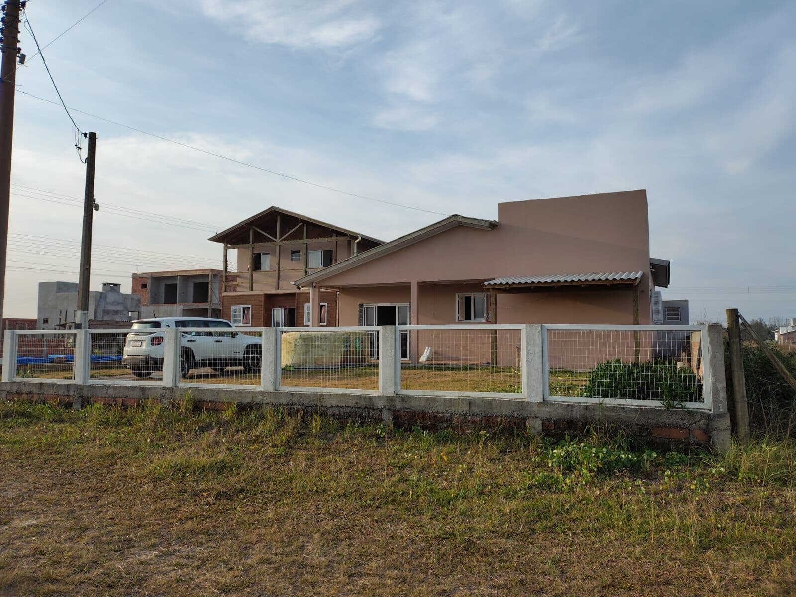 Oportunidade imperdível na praia! Casa completa, mobiliada e a poucos metros do mar!