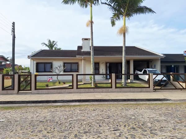 Casa 220m2, mobiliada, à venda em Bellatorres | Segunda quadra do mar
