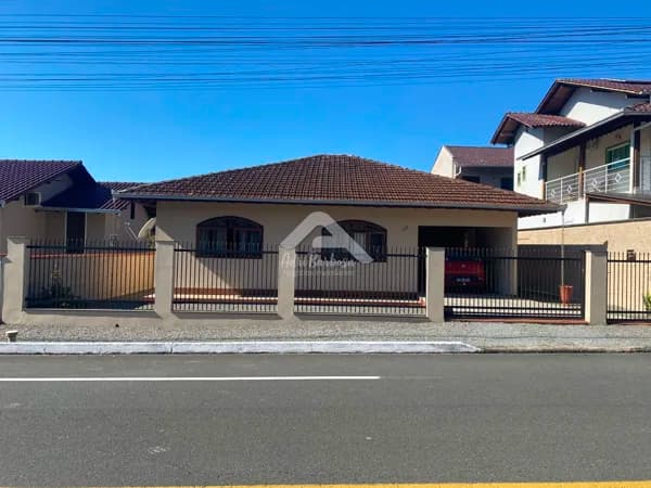 Casa à venda com 03 quartos na Ilha da Figueira