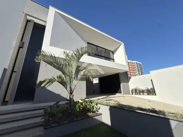 Casa de Alto Padrão no Loteamento Lorento | 4 Suítes e Piscina