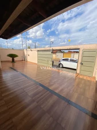 Casa 3 Quartos com Suíte e Área Gourmet à Venda | Lote Inteiro | Próxima à Av. Leste Oeste
