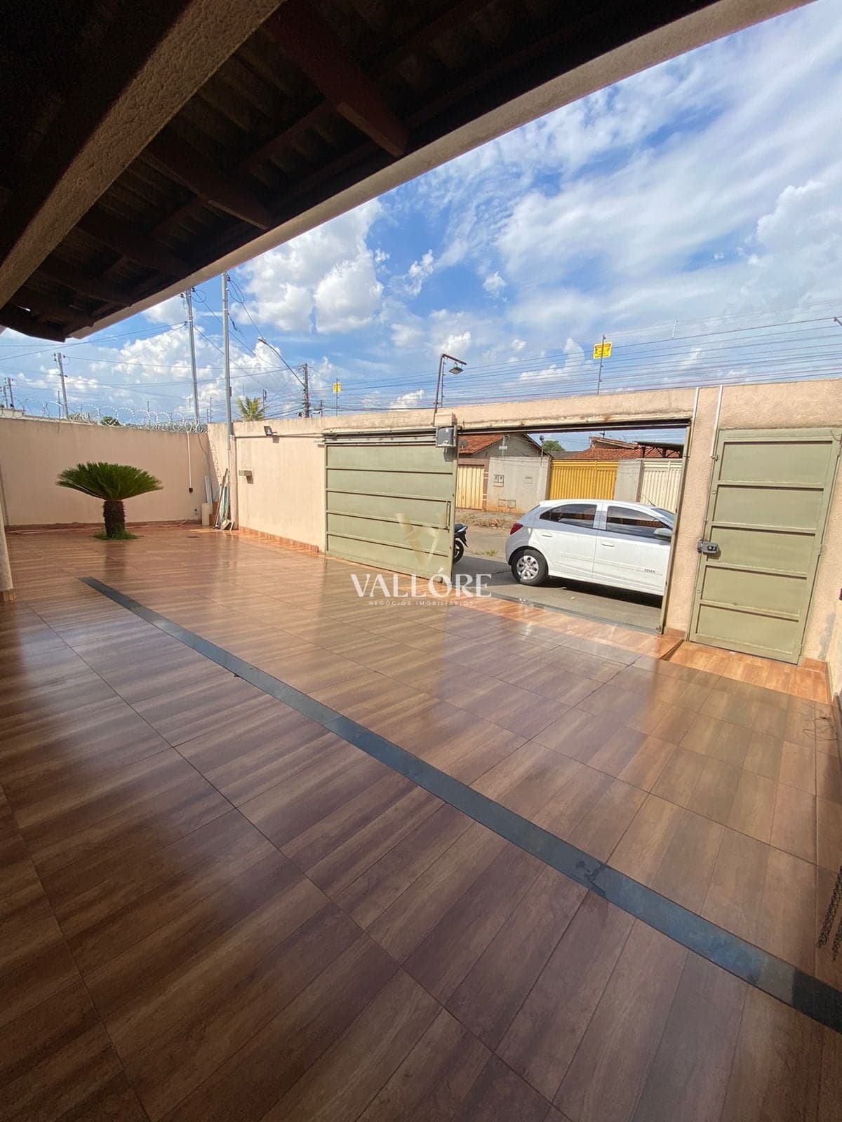 Casa 3 Quartos com Suíte e Área Gourmet à Venda | Lote Inteiro | Próxima à Av. Leste Oeste