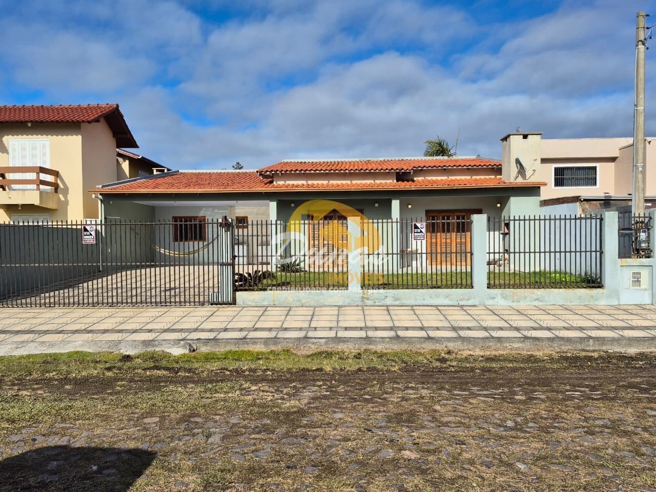 AMPLA RESIDÊNCIA PRÓXIMA AO MAR NA ZONA NOVA