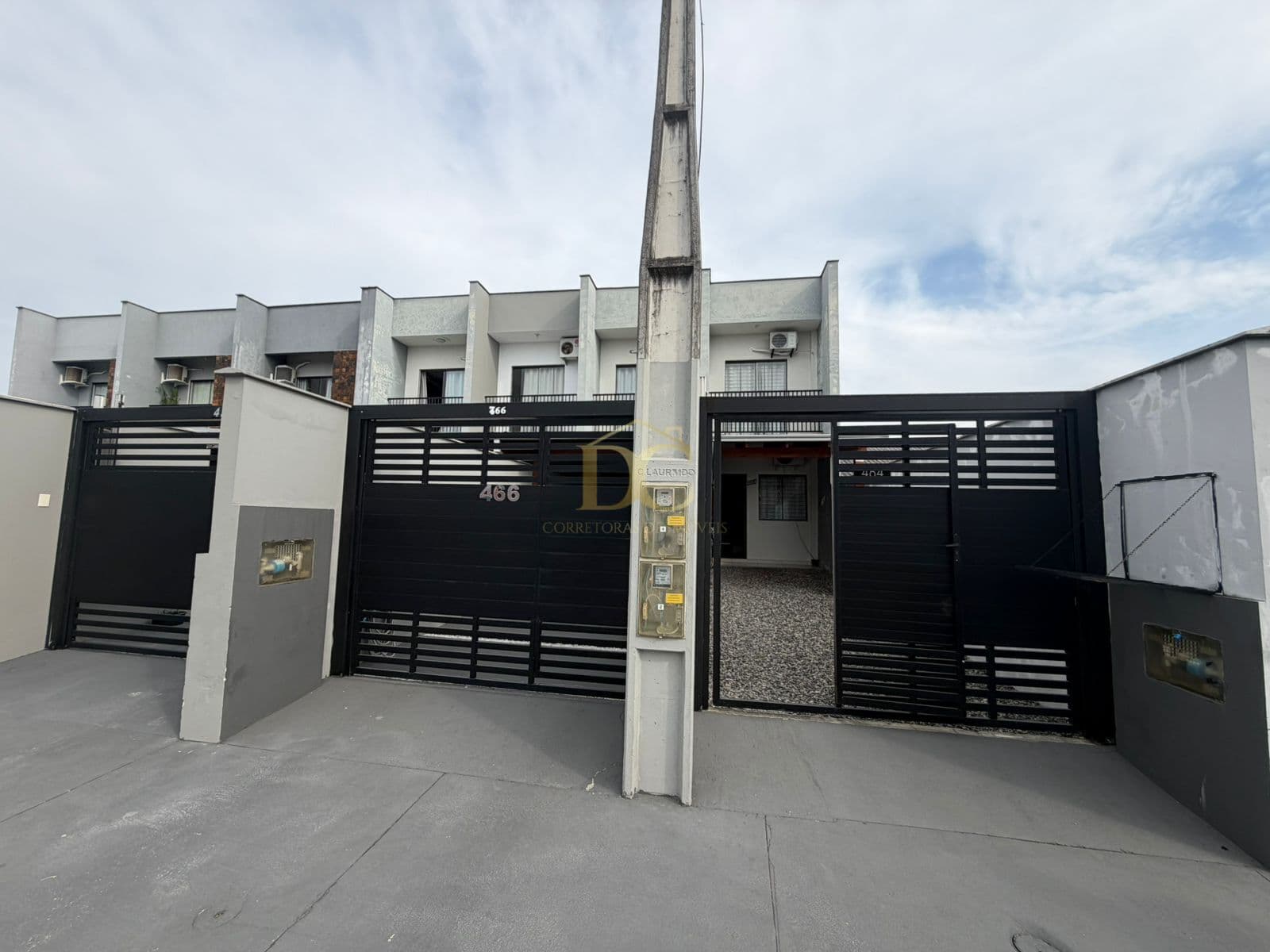 Sobrado no Espinheiros com 2 dormitórios e 2 vagas de garagem
