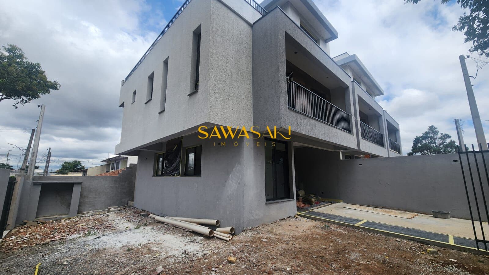 Sobrado de Esquina com Terreno no Guabirotuba