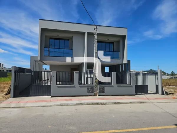 Sobrado de alto padrão à venda no Sertão do Maruim | 3 dormitórios | 2 vagas cobertas