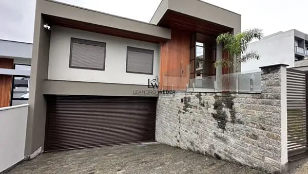 Casa Alto Padrão - 220m² em São José - SC