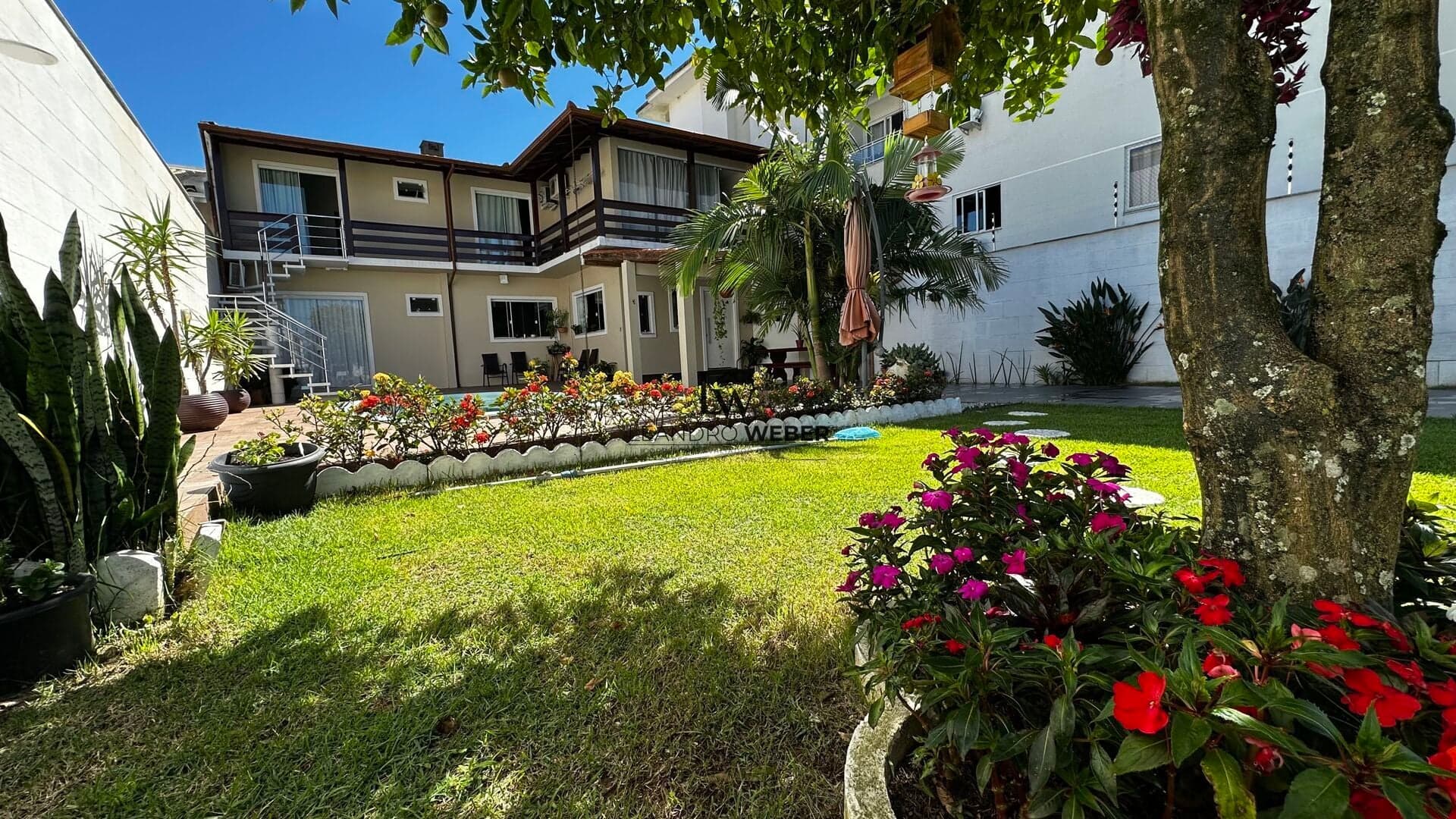 Casa com Piscina - Bairro Areias - São José - SC