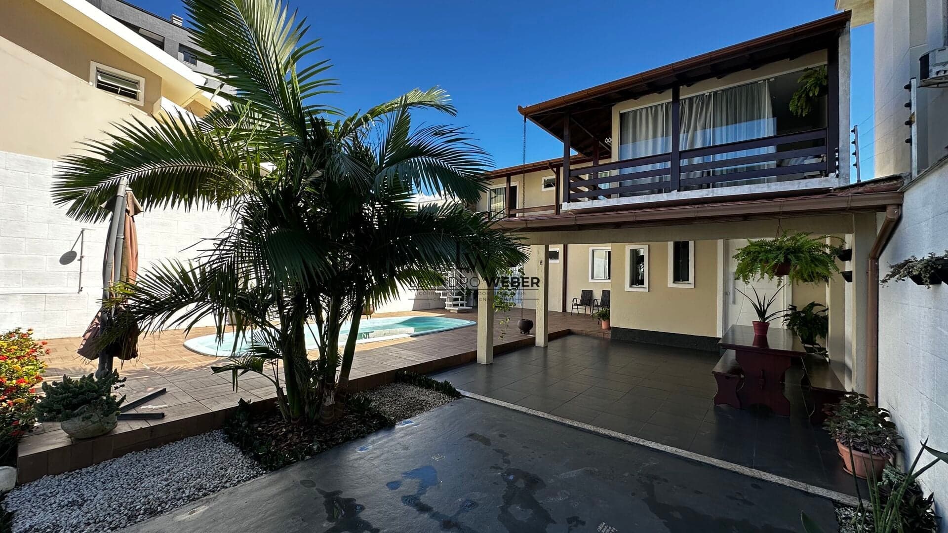Casa com Piscina - Bairro Areias - São José - SC