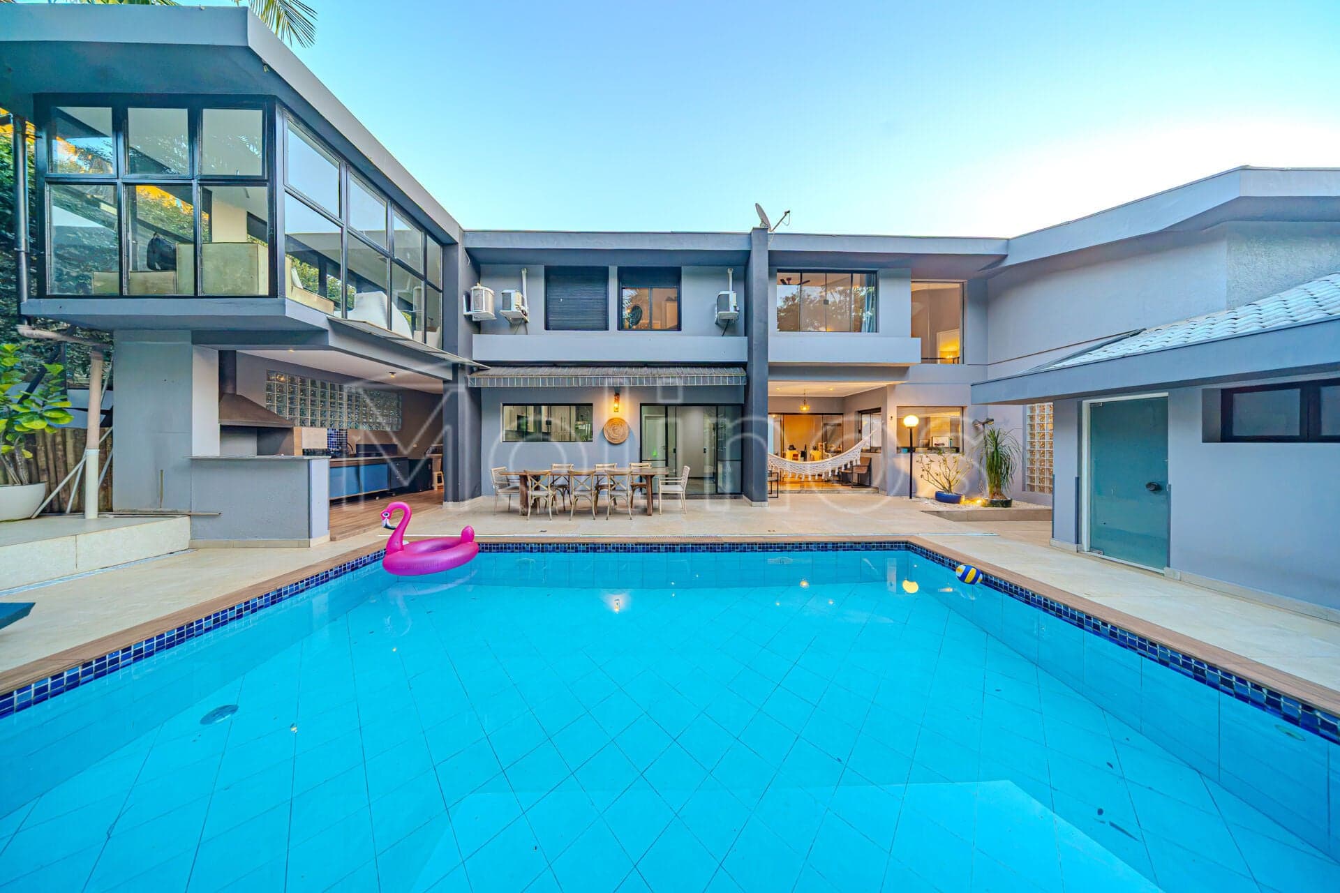Casa Exclusiva à Venda no Alphaville Residencial 10 | 453 m² | 4 Suítes | Terreno de 570 m² + Área Privativa de Aproximadamente 1.000 m²