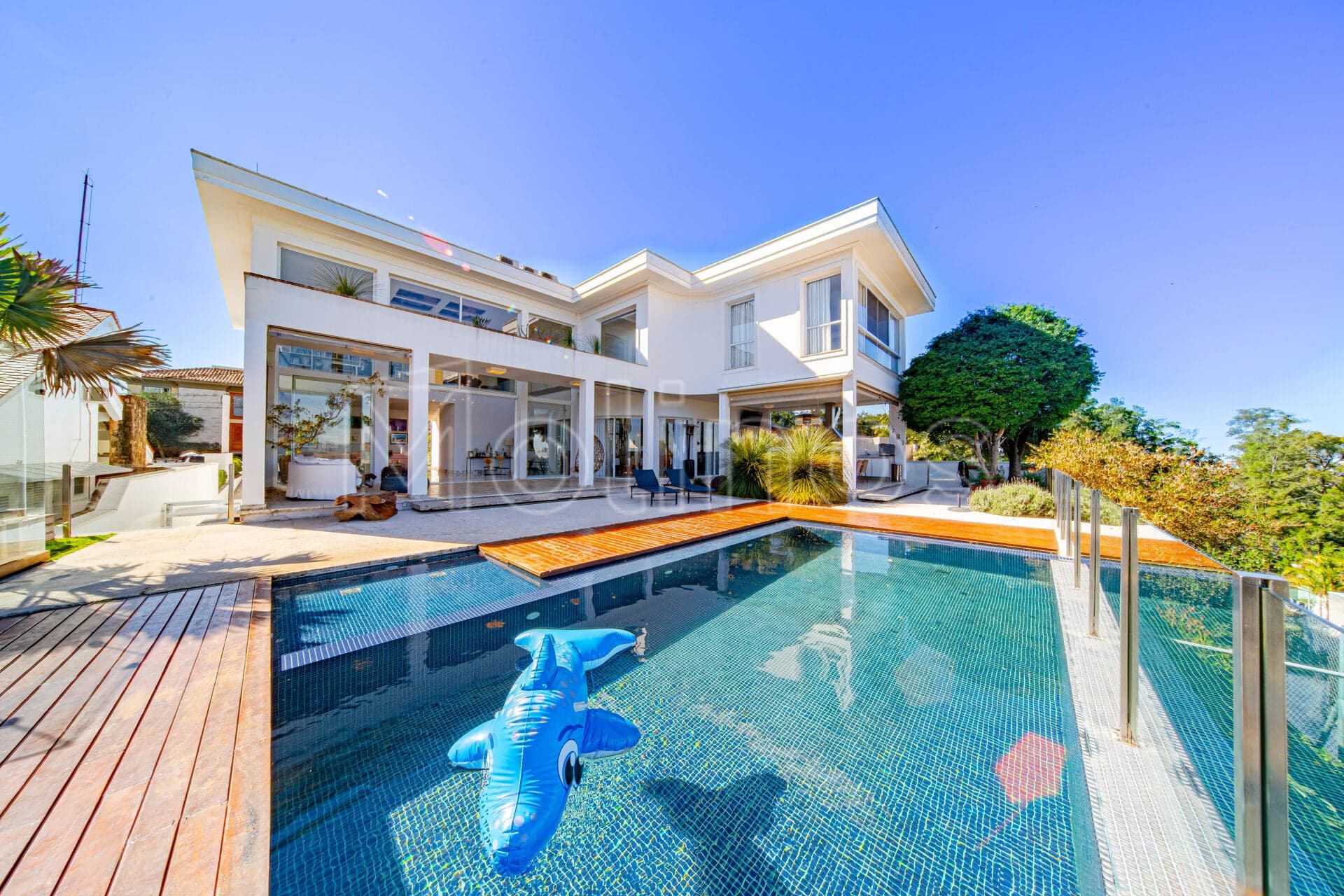 Casa de alto padrão no Alphaville Residencial 8 – 5 suítes, 1.000 m², piscina infinita