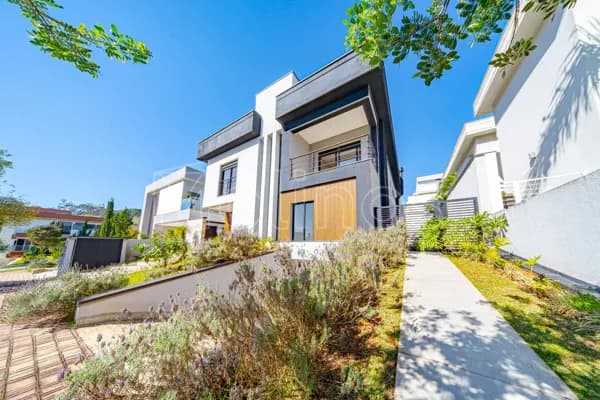 Casa de Alto Padrão à Venda no Residencial Genesis I | 525 m² | 5 Suítes | Piscina | Área Gourmet | 6 Vagas
