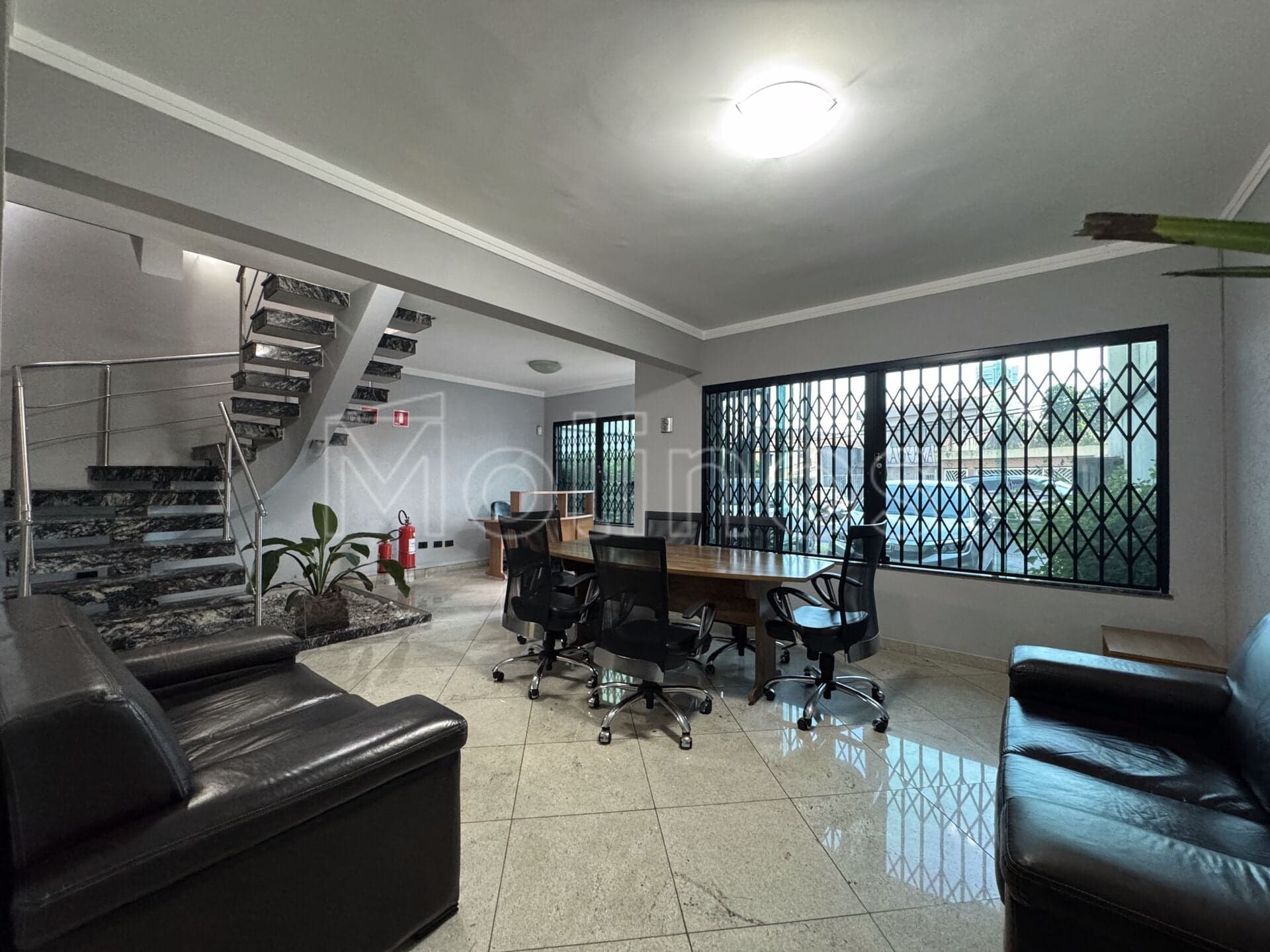 Sobrado Comercial - 4 Salas e 2 Vagas de Garagem