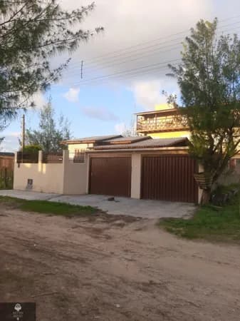 complexo habitacional com 6 quartos, 4 banheiros e 4 cozinhas no total.