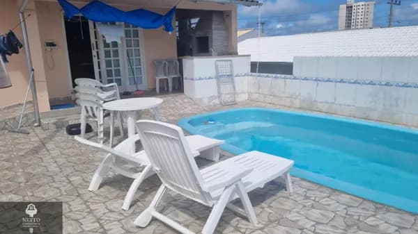 Espaçosa, com piscina a 4 quadras do mar