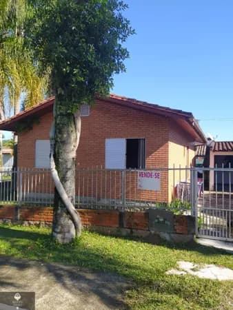Ao lado da igreja