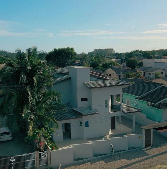 Imóvel com padrão construtivo diferenciado, pronto para morar.