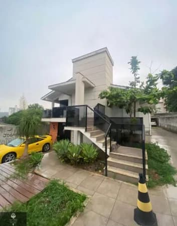 Excelente casa com piscina em região valorizada