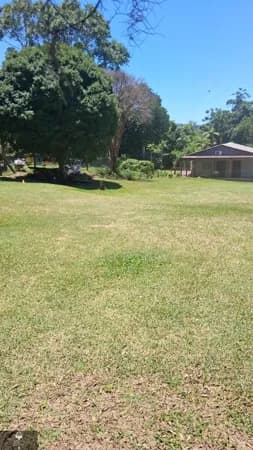 Terreno de 1.092 m² com casa de madeira