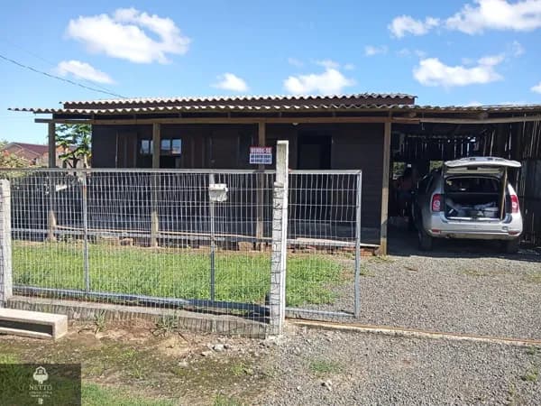 Casa residencial localizada no bairro São Domingos, em Criciúma/SC.