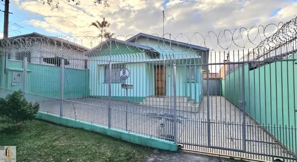 Casa Padrão com Amplo Terreno bairro Parolin-PR