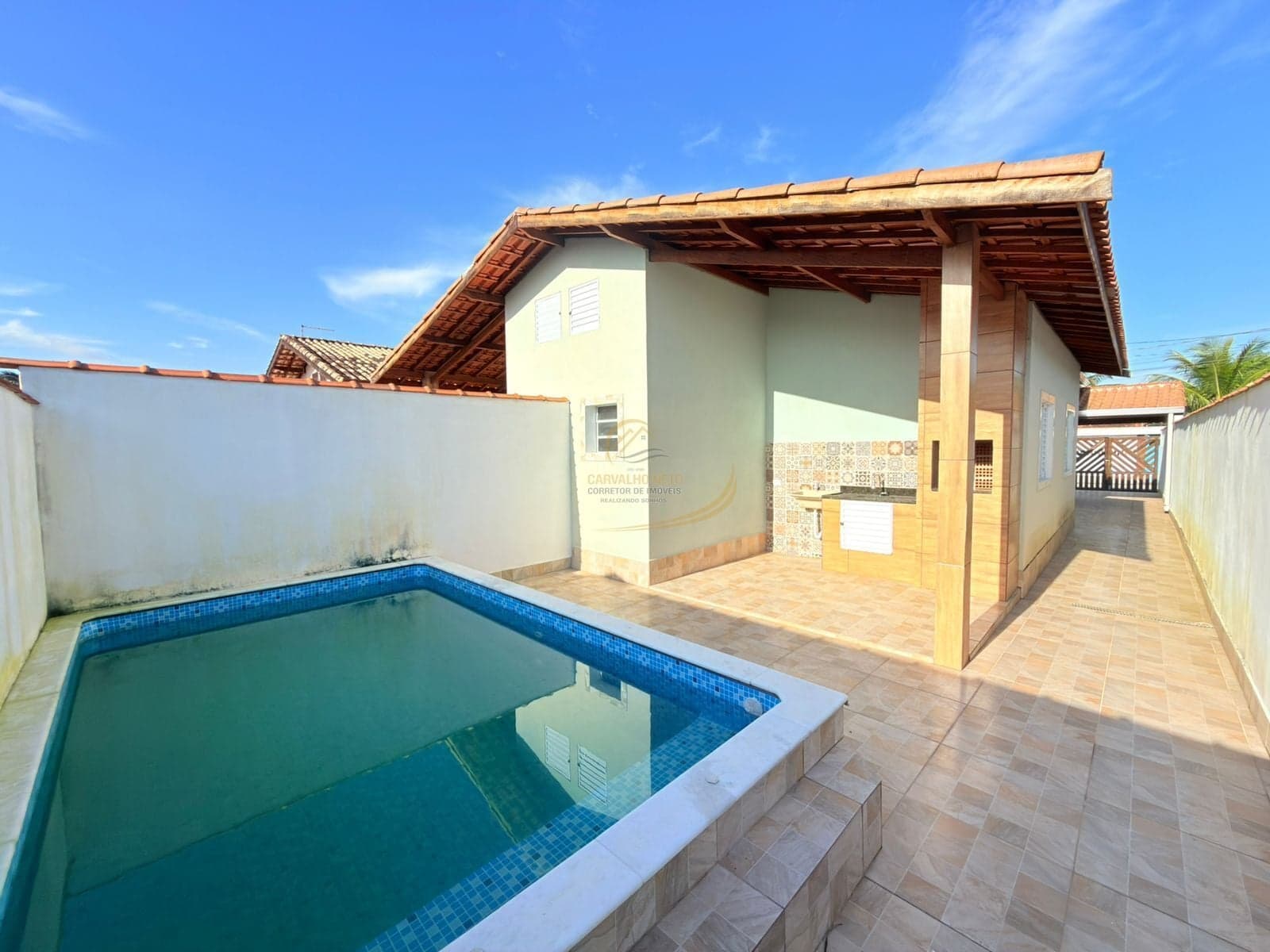 CASA COM TERRENO DE 6 METROS, PISCINA E CHURRASQUEIRA LADO PRAIA PARA VENDA EM ITANHAÉM!!