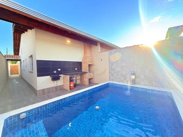 CASA EM BAIRRO RESIDENCIAL, 2200M DO MAR, ÓTIMO ACABAMENTO, COM PISCINA E CHURRASQUEIRA EM ITANHAÉM!!