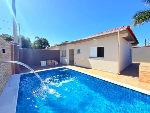 LINDA CASA GEMINADA COM PISCINA E CHURRASQUEIRA PARA VENDA EM ITANHAÉM!!