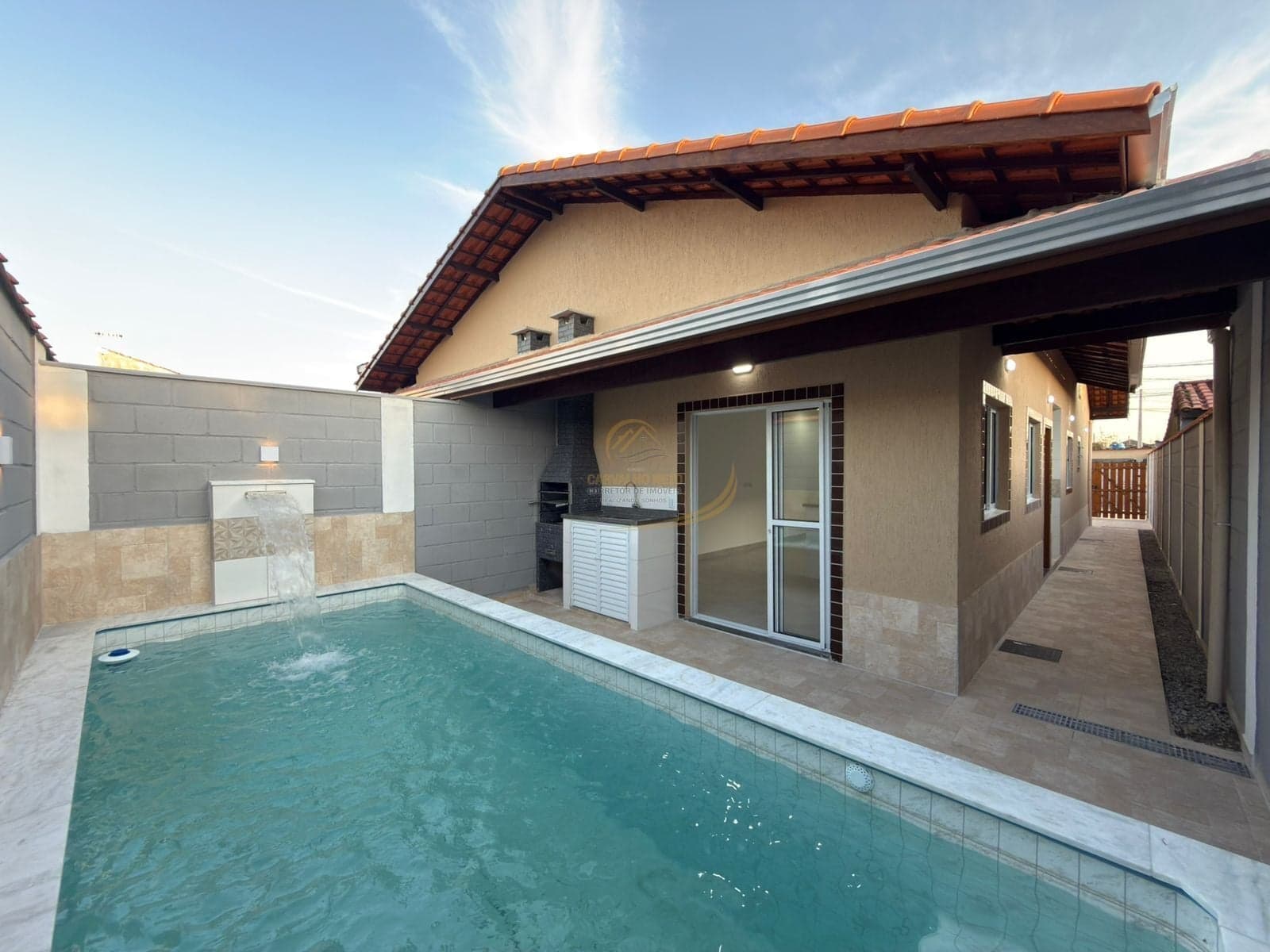 CASA COM TERRENO DIFERENTE 6X25 COM PISCINA E CHURRASQUEIRA EM ITANHAÉM!!
