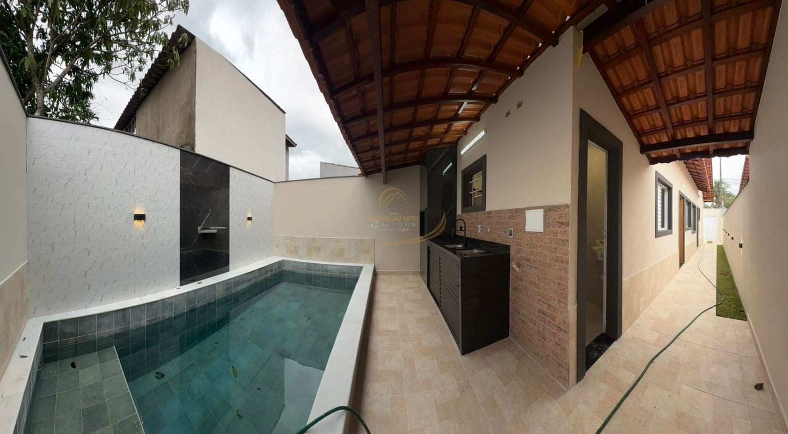 CASA LADO PISTA 600 METROS DO MAR COM PISCINA E CHURRASQUEIRA PARA VENDA EM ITANHAÉM!