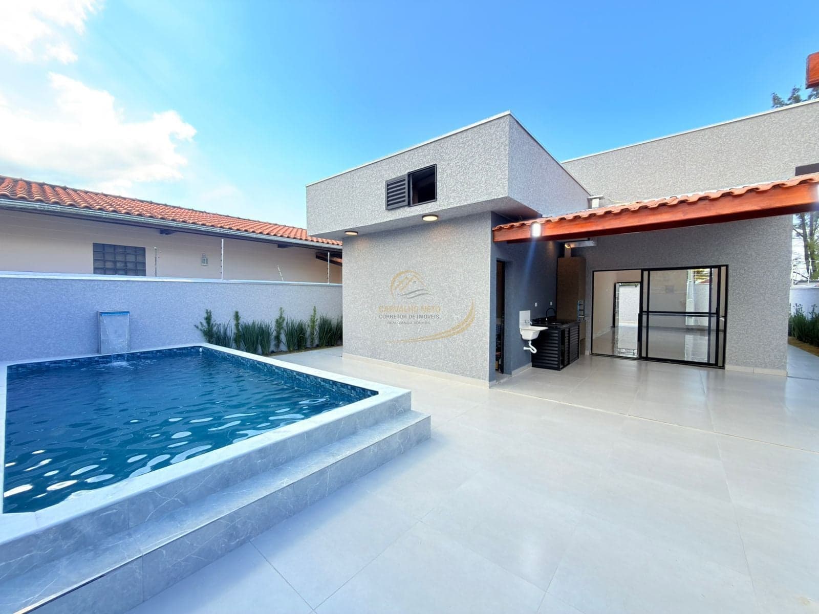 ESSA É SUA CASA FRENTE MAR 03 DORM, PISCINA, COM ARQUITETURA MODERNA EM ITANHAÉM!!