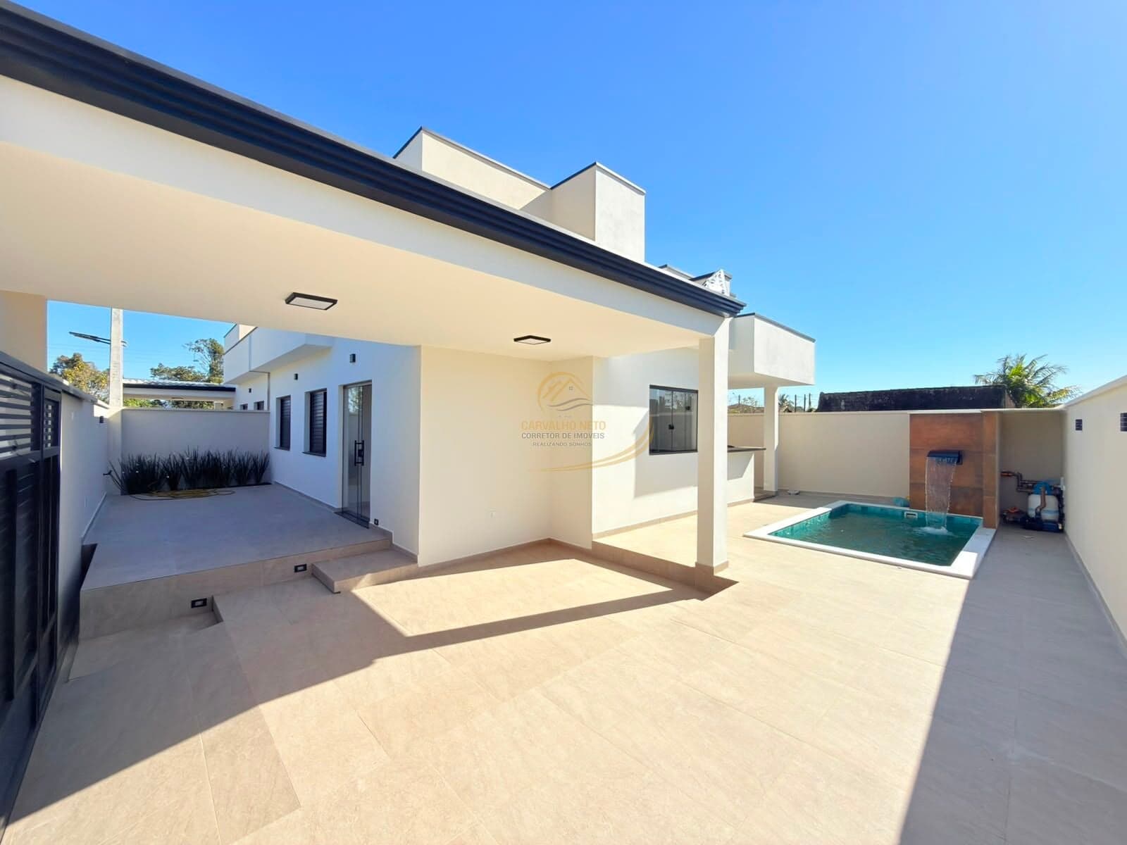 SE ENCANTE COM ESSA CASA 03 DORM, COM FINO ACABAMENTO EM PERUÍBE!!