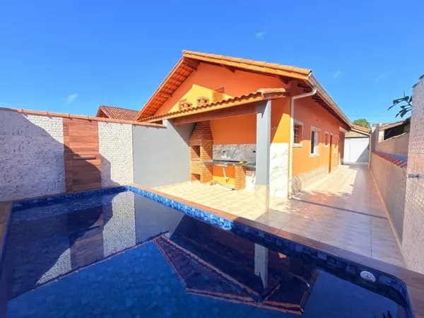 CASA LADO PISTA COM PISCINA E CHURRASQUEIRA PRÓXIMO AO CENTRO DE ITANHAÉM!!