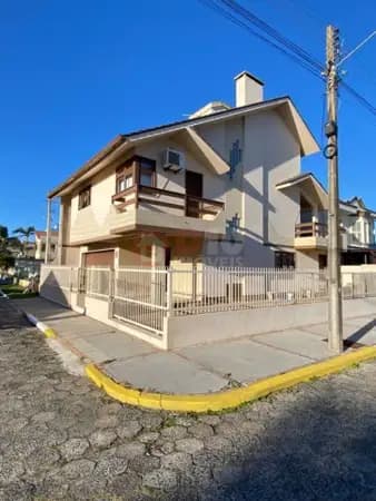 Casa de Esquina com 265m², 3 Suítes e Garagem Dupla a 350m do Mar