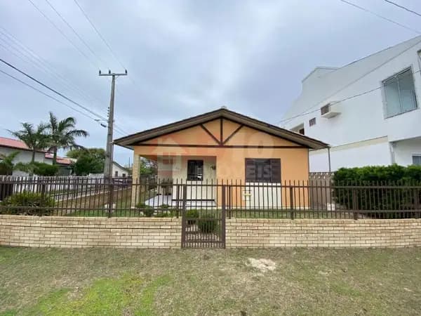 Casa com 2 dormitórios à venda em Balneário Arroio do Silva-SC.