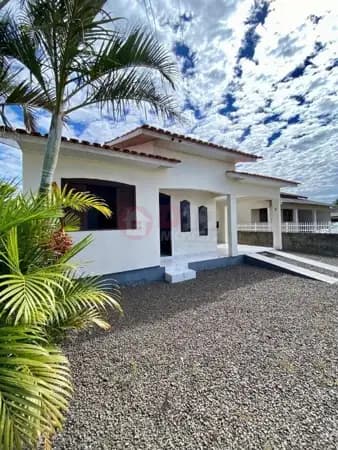 Ampla Casa de 140m² com Espaço Gourmet e Terreno de 360m²