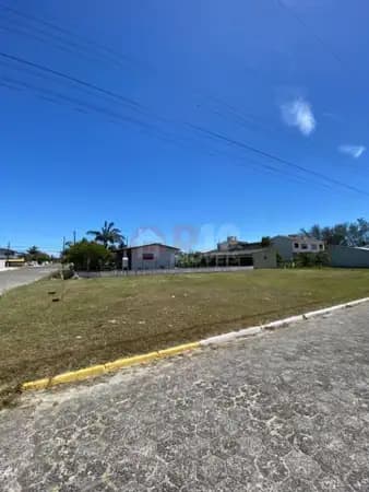 Terreno de 450m² à venda em Balneário Arroio do Silva-SC.