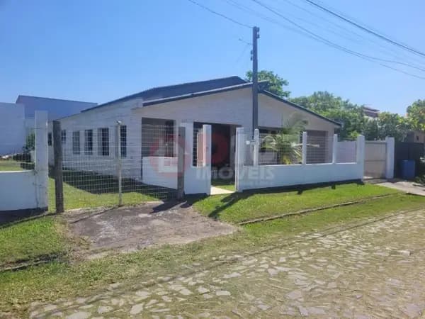 Casa com 2 dormitórios à venda em Balneário Arroio do Silva-SC.