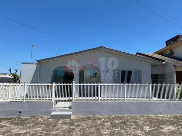 Casa de Esquina com 3 Dormitórios a 100m da Praia